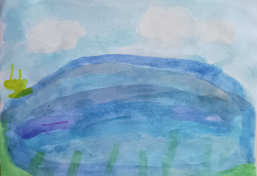 Полет бабочки над прудом.